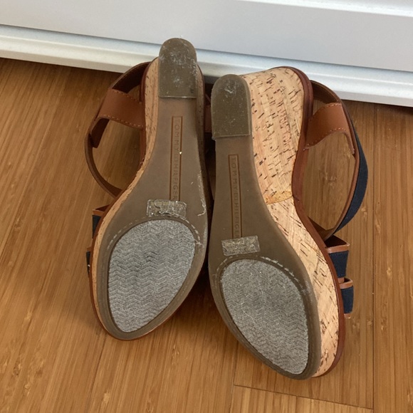 Tommy Hilfiger Navy strappy sandals with platform cork wedge. Size 7 - Picture 6 of 7